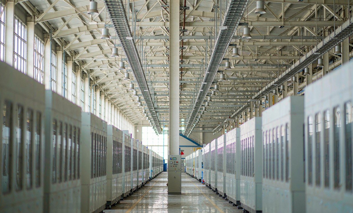 A production hall with an instrumented distribution board on the wall